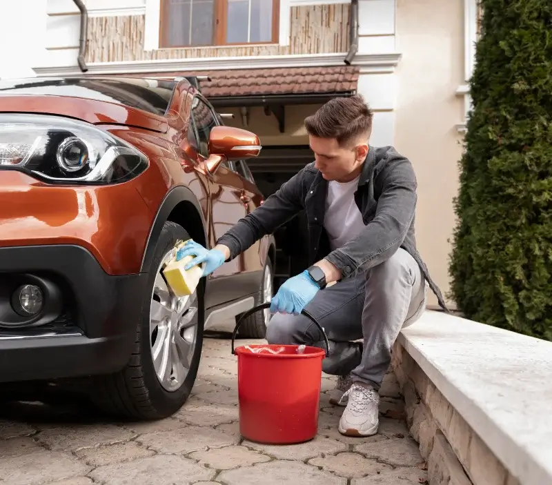 Lavage auto à domicile Boinville-le-Gaillard : professionnel intervenant sur un véhicule